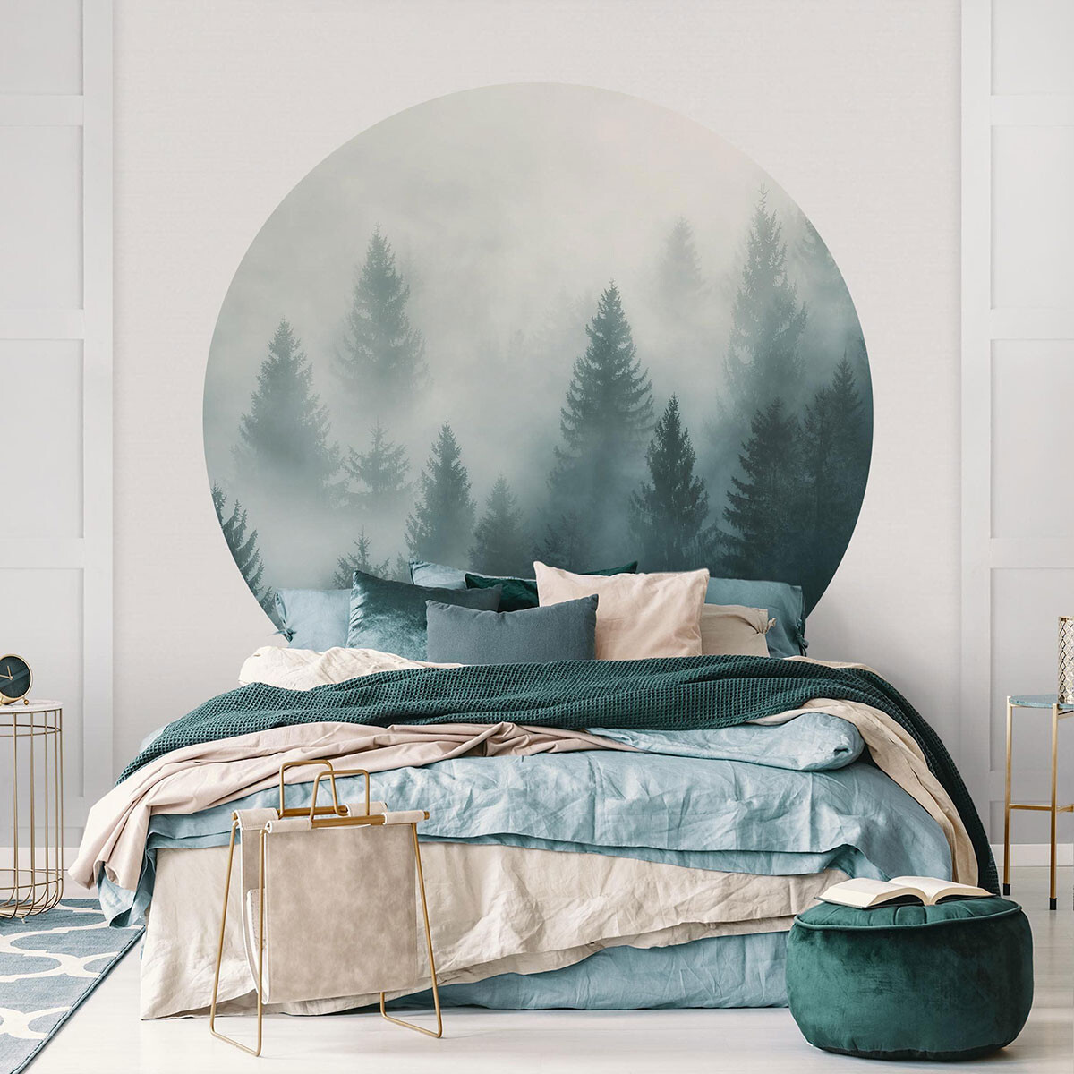 runde Fototapete mit Wald im Schlafzimmer an der Wand hinter dem Bett